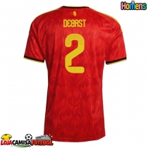 Camisa de Futebol Bélgica Zeno Debast #2 Equipamento Principal Mundo 2026 Manga Curta